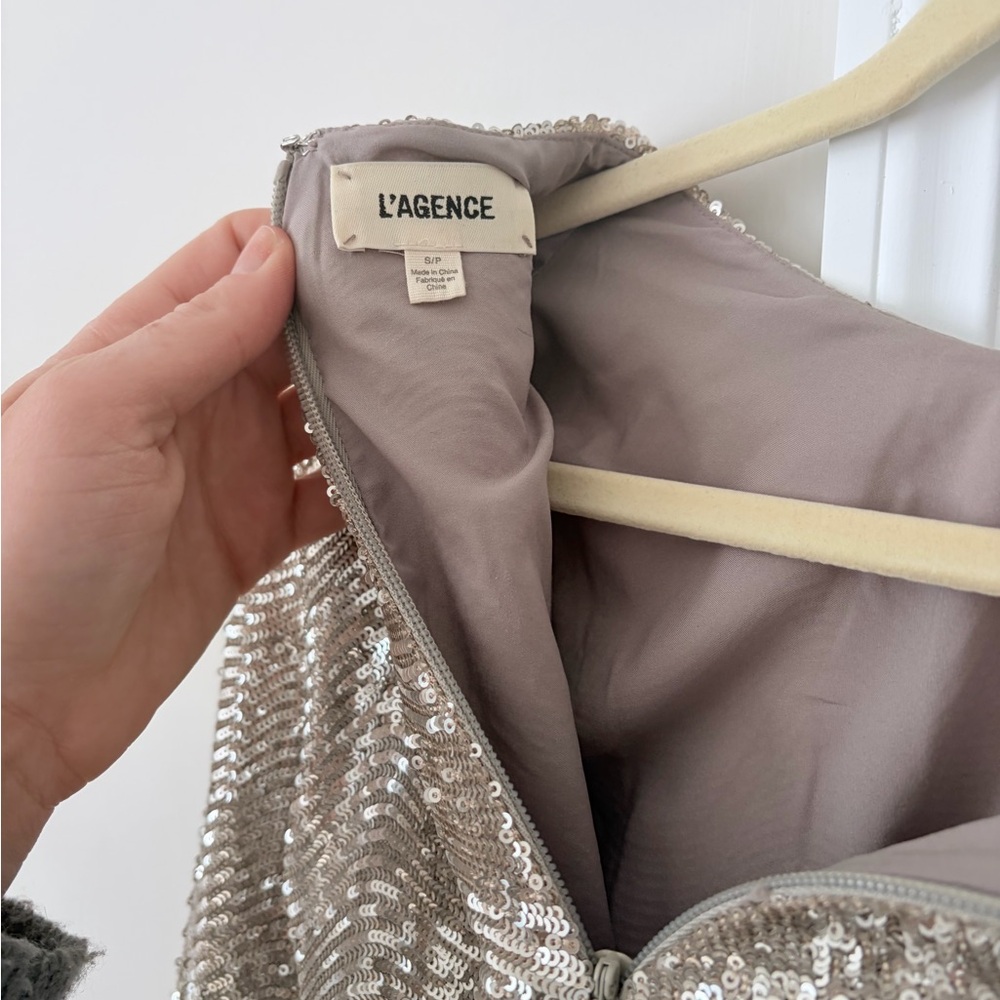 L'AGENCE Rogan Crop Silver Sequin Swirl Top - Picture 4 of 5